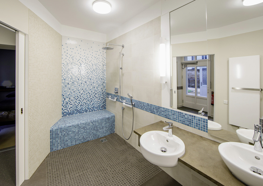 Die Rutschfestigkeit wird im Duschbereich durch den Wechsel ins Mosaikformat zusätzlich verstärkt.
