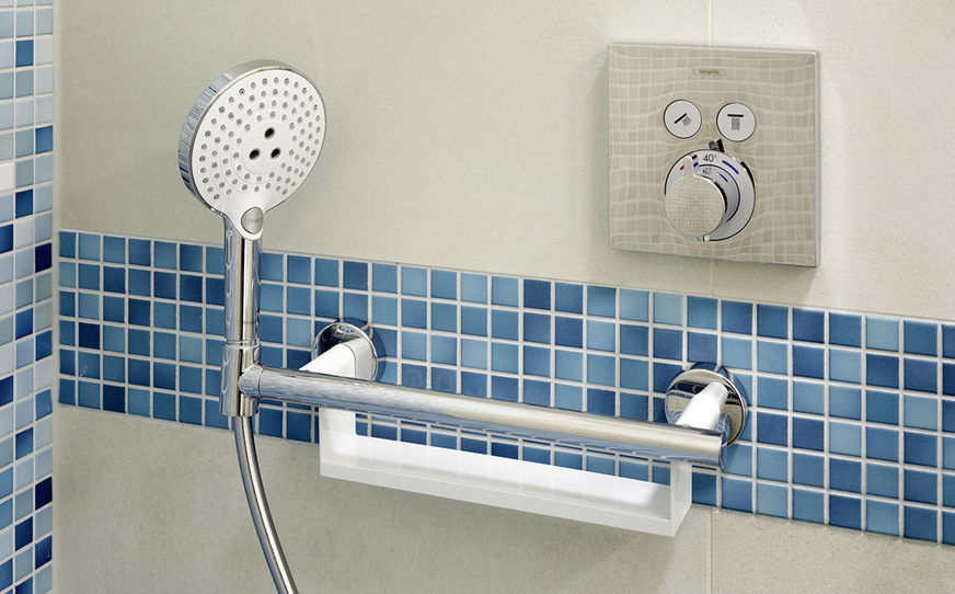 In der gesamten Wohnung ist ein kontrastreicher farbiger Wandstreifen angelegt, auf dem wichtige Schalter, Bedienelemente und Armaturen angeordnet sind.