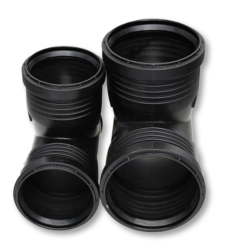 Mittlerweile lassen sich in der Regel auch mehrgeschossige Gebäude ­sicher und störungsfrei mit Abwasserleitungen in der Nennweite DN&nbsp;90 entwässern. Im Bild der sichtbare Vergleich durch Gegenüberstellung von DN 90 und DN 100.