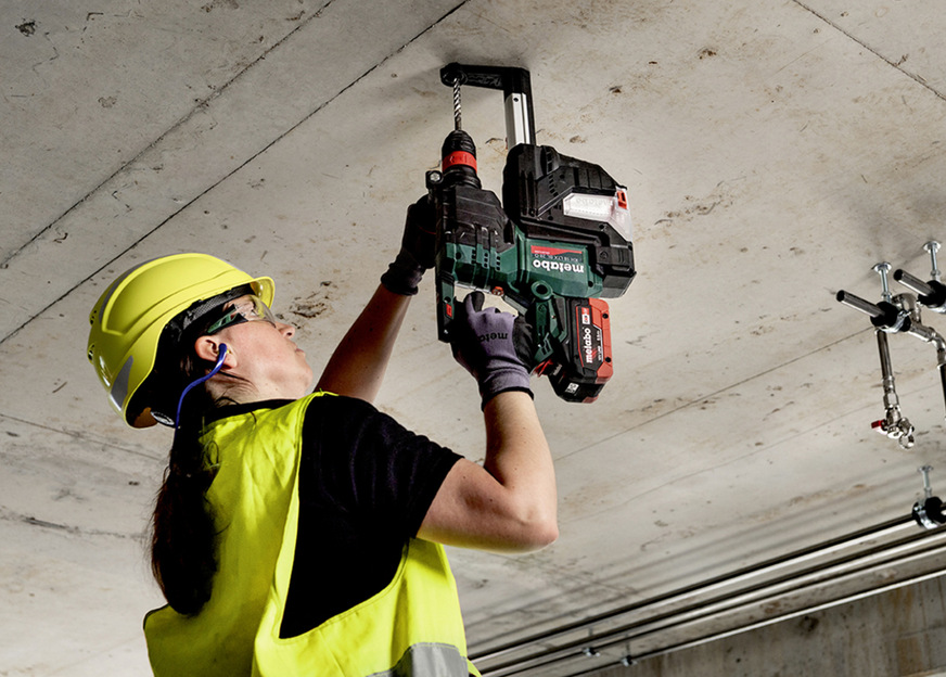 Kabellose Power ohne lange Leitung ist insbesondere bei Arbeiten auf Leitern oder Gerüsten von Vorteil.