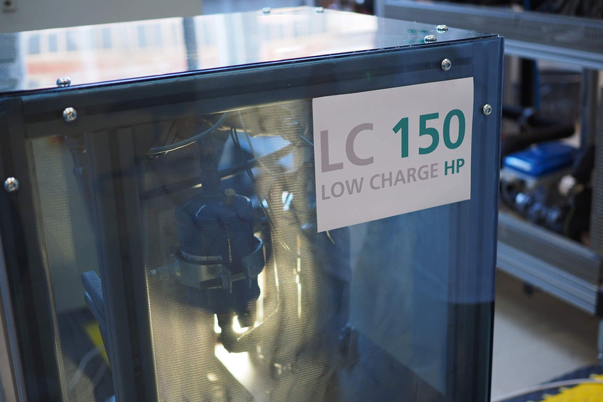Wärmepumpe mit dem Kältemittel Propan aus dem Projekt LC150. Im Projekt LCR290 wird auf Ergebnisse des Projekts LC150 zurückgegriffen, um die Kältemittelreduktion auf größere Leistungen in Mehrfamilienhäusern zu übertragen.