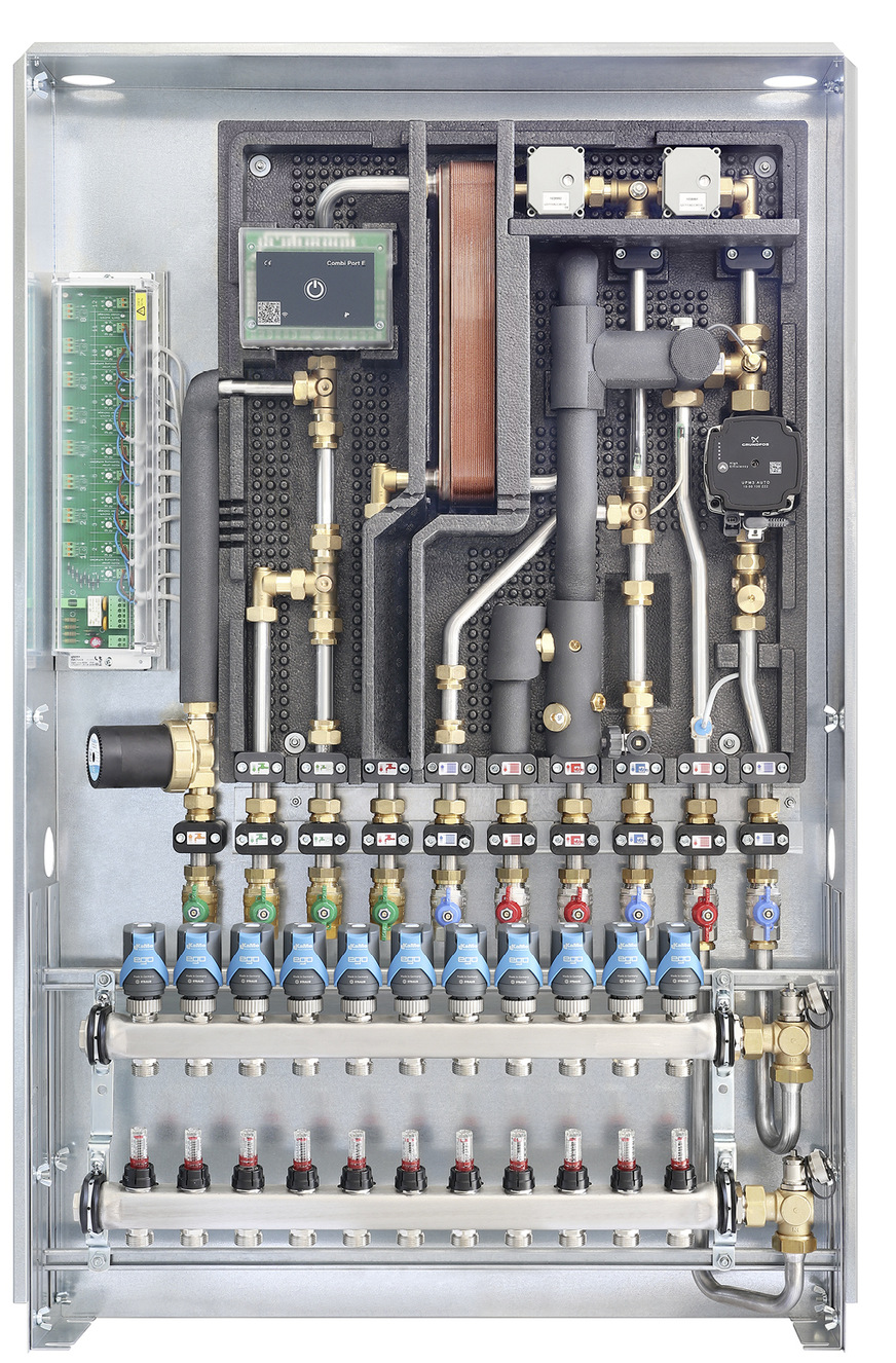 D Die Wohnungsstation Combi Port E erwärmt das Trinkwasser je nach Bedarf im Durchflussprinzip direkt in der Wohnung. Damit werden weder ein Warmwasserspeicher noch eine Zirkulation im Gebäude benötigt, was für einen sicheren Schutz vor Verkeimung sorgt. Durch den leistungsfähigen Wärmeübertrager bietet die ­Station zudem einen hohen Warmwasserkomfort.