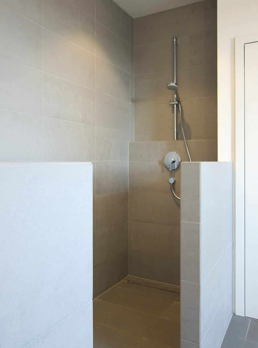 Auf der Trennwand zur Dusche war ursprünglich eine Glasscheibe als Spritzschutz geplant, diese hat sich aber im täglichen Gebrauch als nicht notwendig erwiesen.