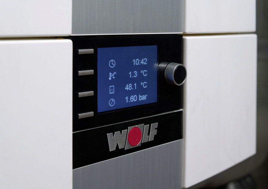 B Eine Senkung der Vorlauftemperatur um nur 1 K steigert die Effizienz einer Luft/Wasser-Wärmepumpe um etwa 2 bis 2,5 %. Es ist damit wirtschaftlich und klimafreundlich, mit einer verringerten Vorlauftemperatur bis maximal 55 °C zu heizen.