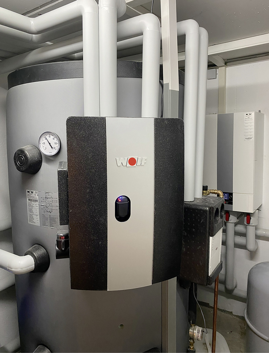 F Ein Pufferspeicher ermöglicht eine optimale Installation in der Sanierung sowie eine einfache Einbindung weiterer Wärmequellen.