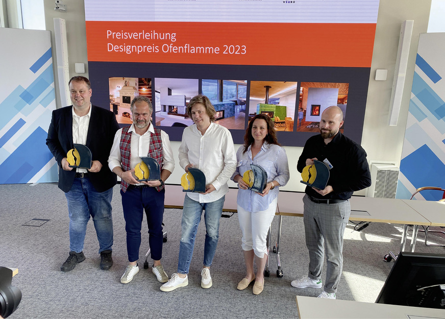 Die Preisträger des diesjährigen „Designpreises Ofenflamme“ (v. l.): Daniel Jungmann, Delbrück, Deutschland; Andreas Pöhl aus Ritten, Italien; Franco Schiechtl aus Jerzens, Österreich; Marie Myšková aus Poděbrady, Tschechien; David Muhl aus Freudenberg, Deutschland.