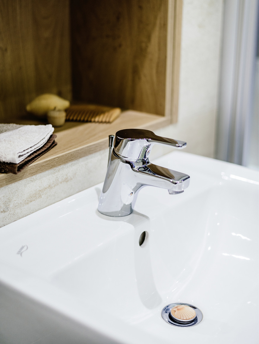 Der Einbaubadschrank ist mit Spiegel und kleiner, ­offener ­Ablage ausgeführt, es ­handelt sich um eine detailliert ­geplante Tischleranfertigung.