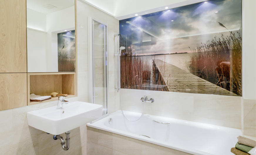 Ergänzt wird die Lichtvoute durch drei direkt strahlende Einbaustrahler über dem Wandbild in der Nische sowie Deckenspots.