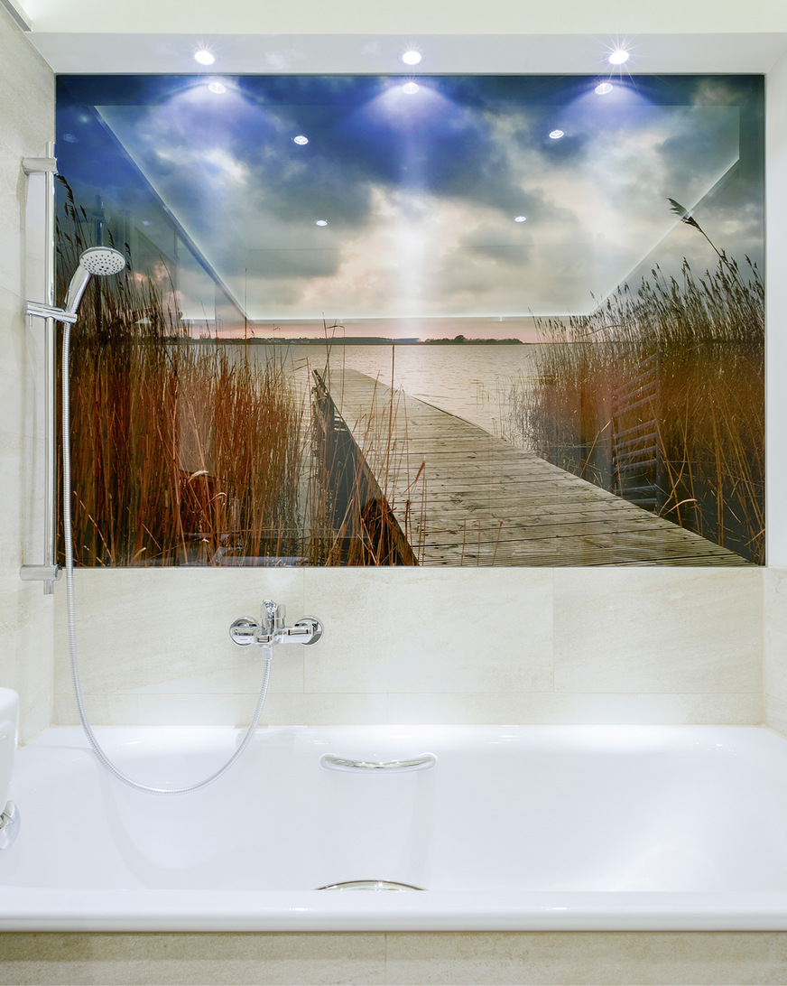 Das Wandbild – 170 × 120 cm groß – ist der eigent­liche Clou im Bad.