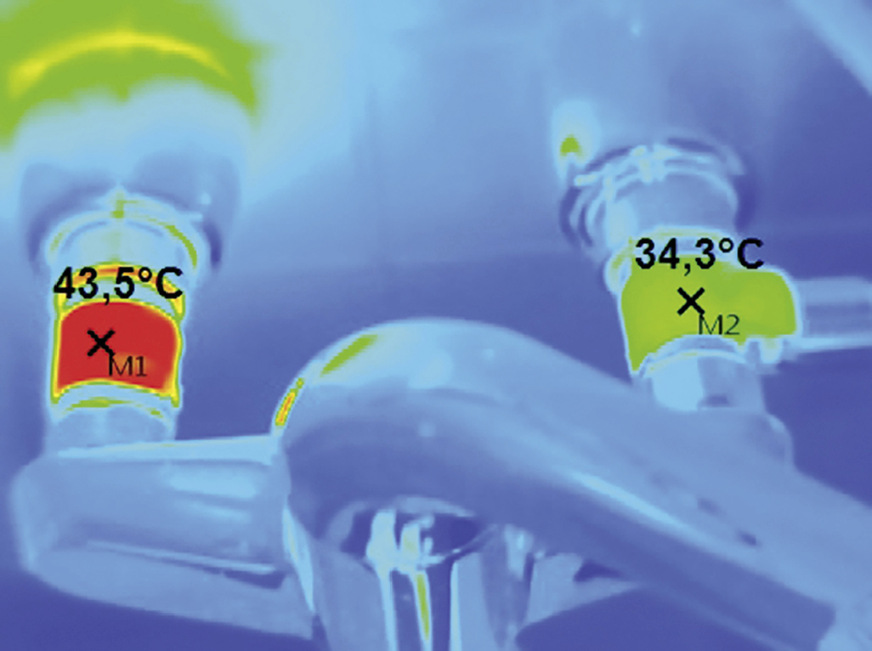 Die thermografische Aufnahme dieses Einhebelmischers zeigt, wie stark sich die Wärmeabstrahlung einer Warmwasserzirkulation über den Armaturenkörper auf die Kaltwasserseite auswirken kann.