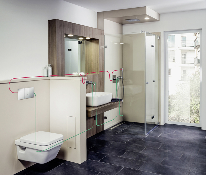 Über endständige WC-Elemente mit integrierter Spülstation, etwa Prevista Dry mit AquaVip-Spülstation, können auch durchgeschleifte PWC-Installationen ressourcenschonend gespült und so vor hygienischen Belastungen aufgrund zu hoher Temperaturen geschützt werden.