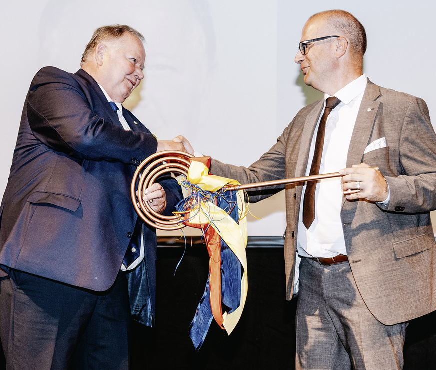 Der Schlüsselmoment: Joachim Butz (links) gibt den Verbandsvorsitz ab an Stefan Menrath.