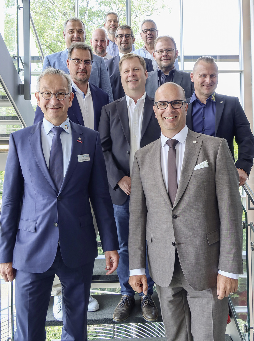Zum Verbandstag wurde ein neuer Vorstand gewählt rund um die Führungsspitze Wolfgang Becker (Hauptgeschäftsführer, vorne links) und Stefan Menrath (vorne rechts).