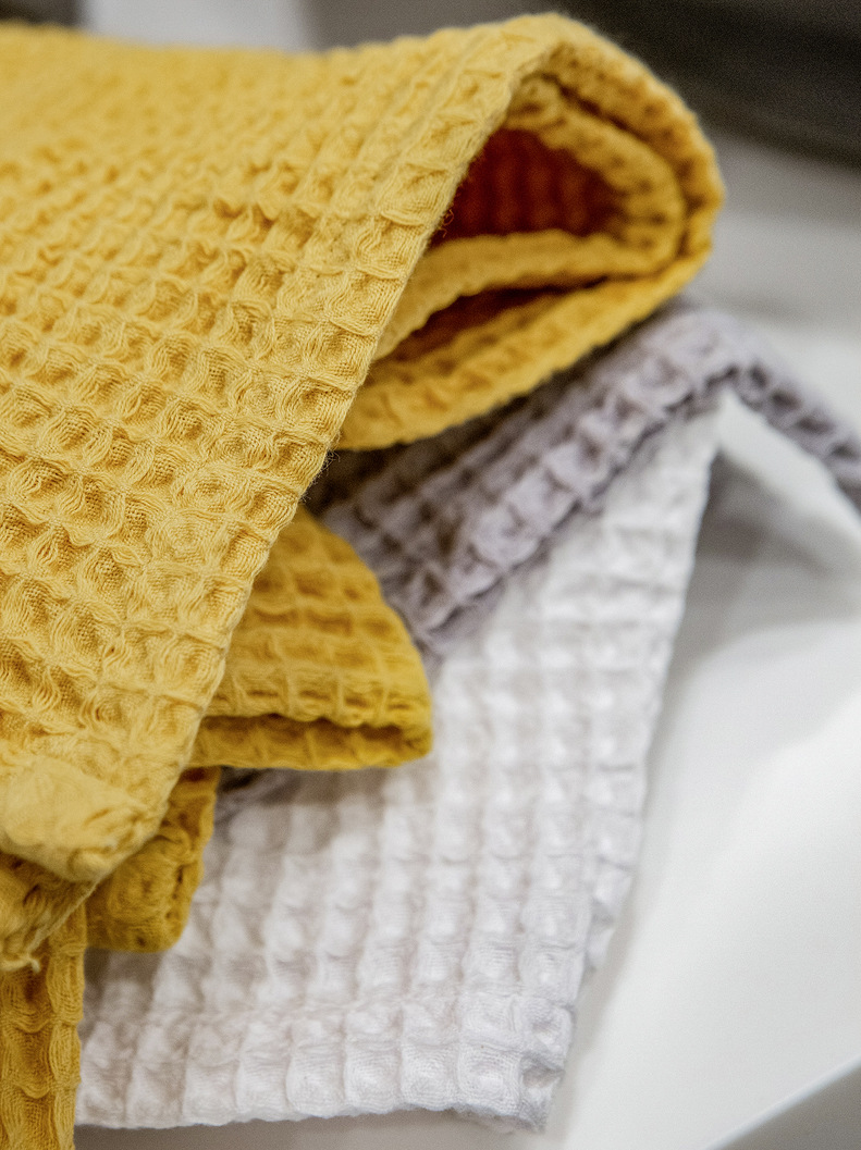 Waffelpiqué ist ein sommerlich-leichtes Material mit viel Oberfläche, trocknet daher gut ab und wirkt kühl.