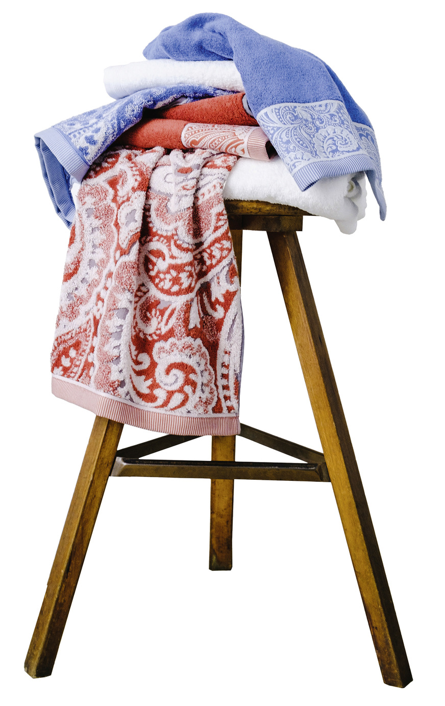 Wer mag das nicht? Opulente Mix-and-Match-Kollektion mit floralem Paisley-Muster, in dicker Frottierqualität. Passt samt Hocker als Accessoire für ein farbneutrales Landhausbad.