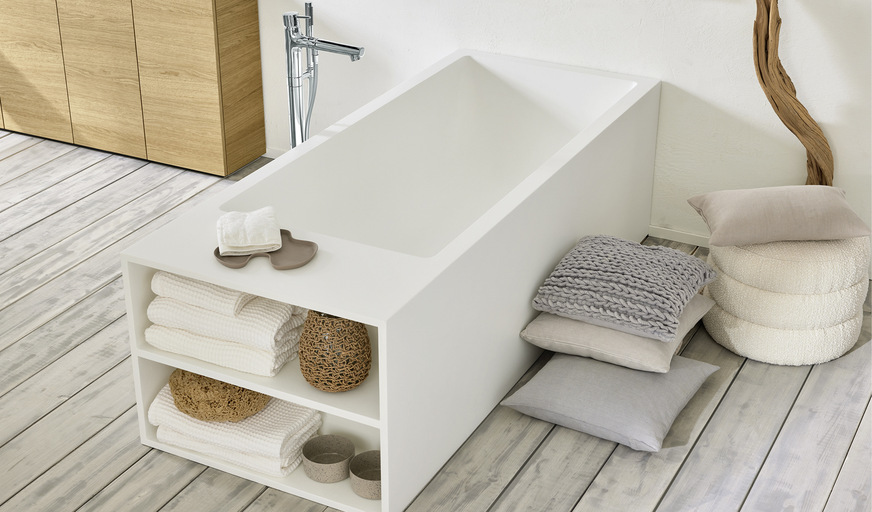 Zeitlos ist die Badewanne aus Mineralwerkstoff und mit integrierten Ablagefächern, fugenlos.