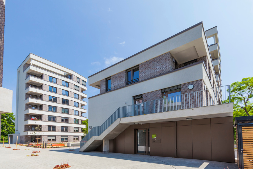 Sanitärtechnik für unterschiedliche Generationen, vereint in einem Quartier: Senioren und Kinder.