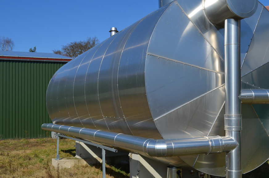 Pufferspeicher für Biogas an einem BHKW auf einem Bauernhof.