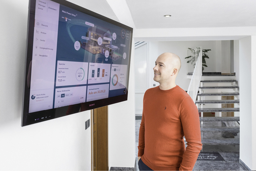 Über den Solarwatt-Manager und ein großes Display kann Hauseigentümer Martin Richter die Energieflüsse immer im Blick behalten.