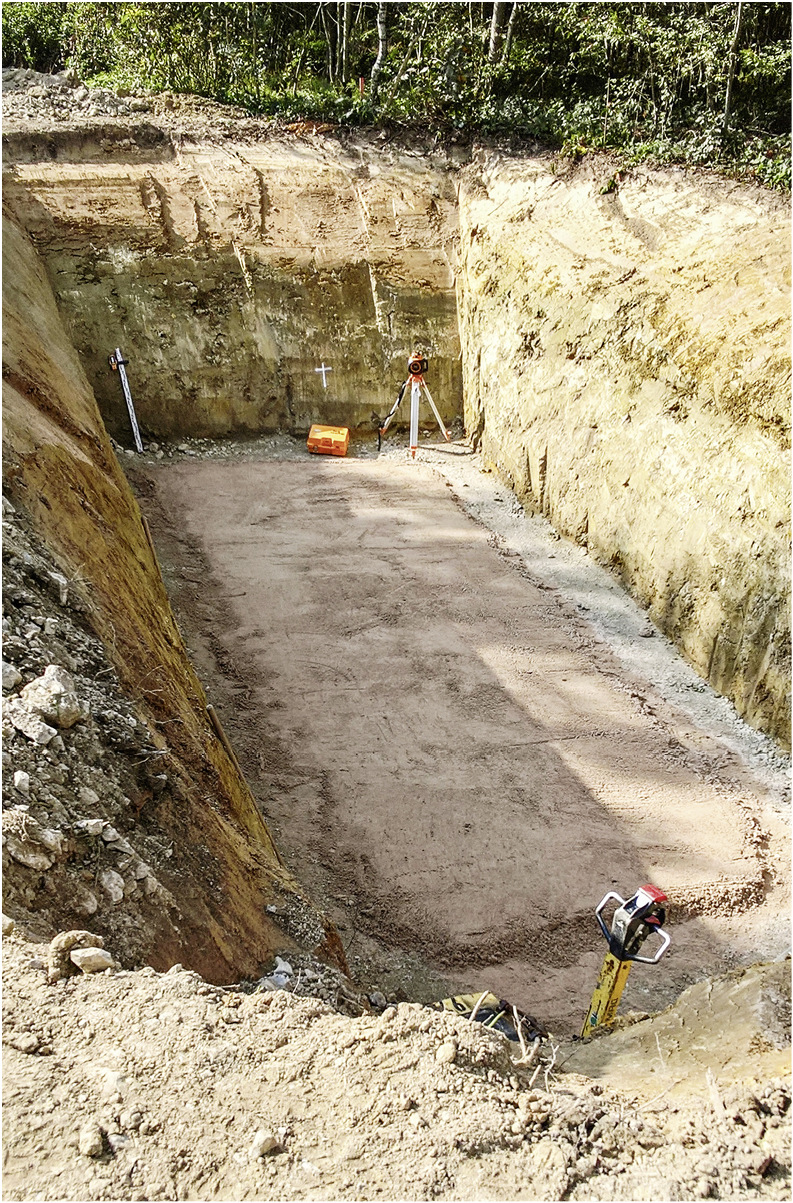 Nach der Entnahme des alten Öltanks wurde die Baugrube für die Einbringung des neuen Fertigteil-Pelletspeichers vorbereitet: mit einer 10 bis 20 cm hohen Sandauflage.