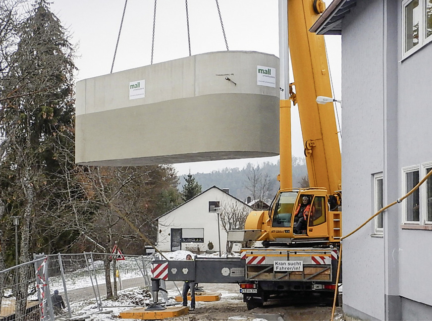 Vom Lieferfahrzeug wurde der Ovalbehälter per Autokran in die vorbereitete Baugrube eingebracht. Er verursacht weder Überbreite noch Übergewicht und kann daher ohne Sondergenehmigung zum Einbauort gefahren werden.