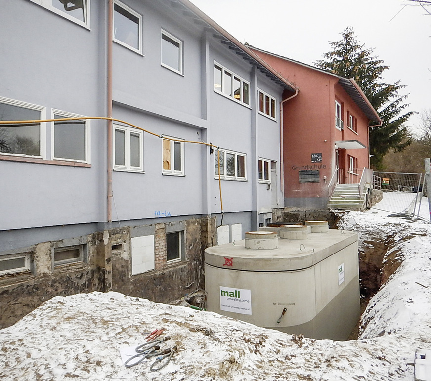 Das neue, unterirdische Stahlbeton-Pelletlager ist 2,60 m hoch und 2,48 m breit. Nach der Einbringung erfolgte die Montage unter beengten Platzverhältnissen durch den Hersteller.