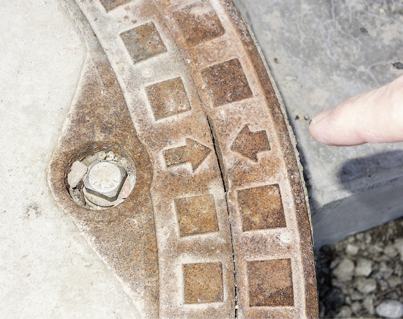 Die Abdeckungen der Befüllöffnungen des Ovalbehälters sind aus BEGU Kl. B befahrbar, haben einen Durchmesser von 600 mm und sind tagwasserdicht. Das heißt: Bei 10 cm Wasserstau über der Dichtung muss es unter der Dichtung für mindestens 10 Min. trocken bleiben.