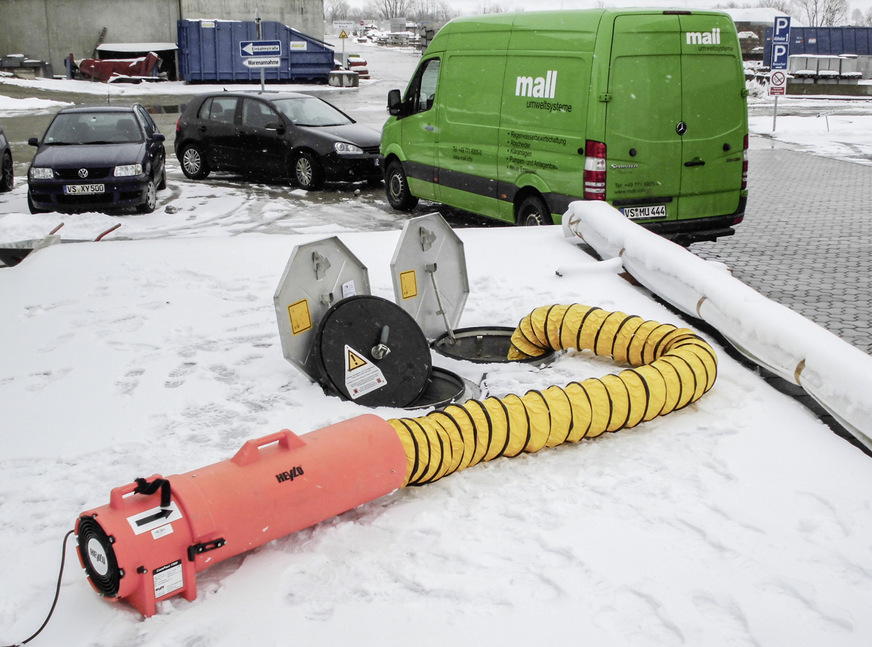 Motorgebläse zur „mechanischen“ Lüftung gemäß DIN EN ISO 20023, bevor in den Pelletspeicher, z. B. für Wartungsarbeiten, eingestiegen wird. Sobald die CO-Konzentration den Einstieg zulässt, muss eine eingewiesene zweite Person präsent sein und ein CO-Warngerät eingeschaltet am Körper getragen werden.