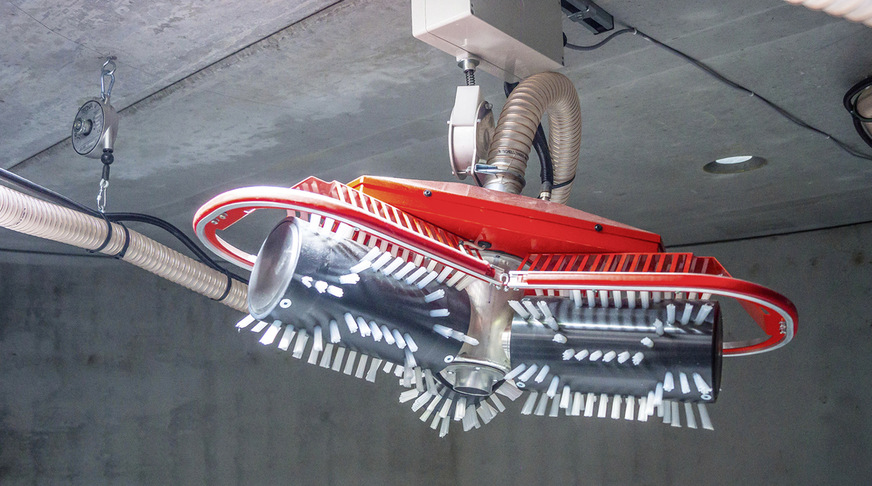 Die Montage des programmgesteuerten Holzpellet-Entnahmesystems „Maulwurf“, hier vor der Befüllung unter der Decke des Speichers arretiert, gehört zum Leistungsumfang des Speicherherstellers – inklusive der flexiblen Saugleitung bis zur Adapterplatte.