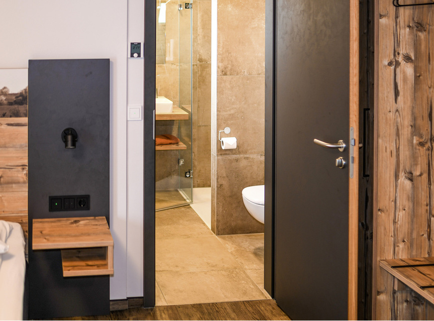 Passt zum Ambiente des Hotelzimmers: Die bodenebene Duschfläche BetteFloor Side lässt sich einfach installieren, abdichten und hat sich als pflegeleicht und robust erwiesen.