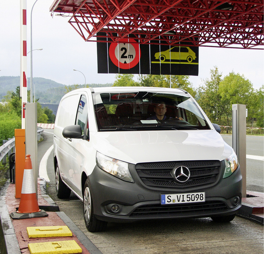 Keine 2 m Höhe: Das Flachdach ermöglicht manche Zufahrt, die größeren Transportern verwehrt bleibt.