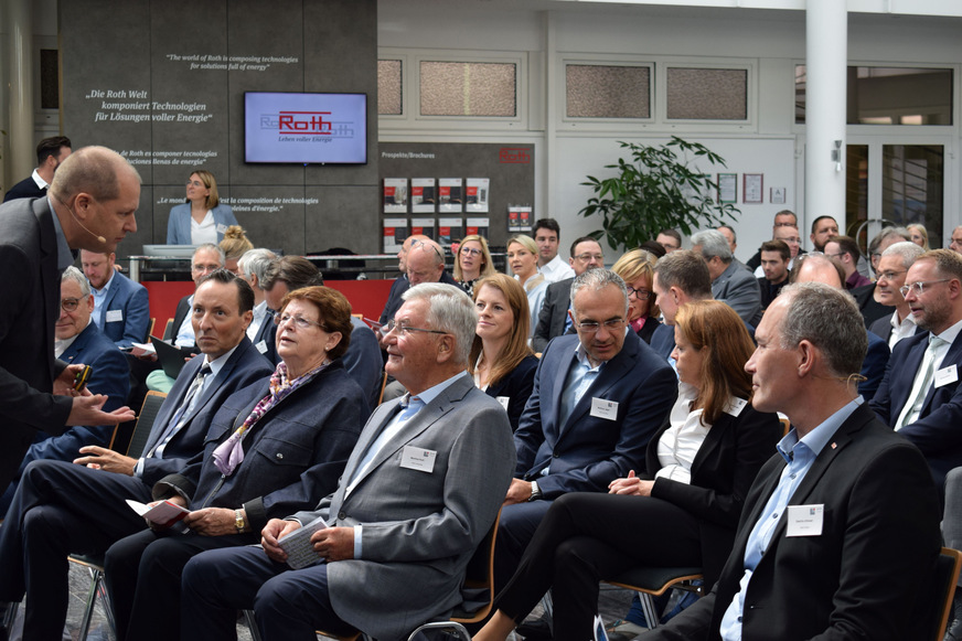 Zukunftstechnologien waren Thema bei Roth: Der Geschäftsführer des RKW Hessen, Sascha Gutzeit (links) im Gespräch mit Staatssekretär Oliver Conz (2. von links) sowie Heike und Manfred Roth, die direkt vor ihrer Familie und Roth Werke-Geschäftsleitungsmitglied Sascha Allissat Platz genommen hatten.