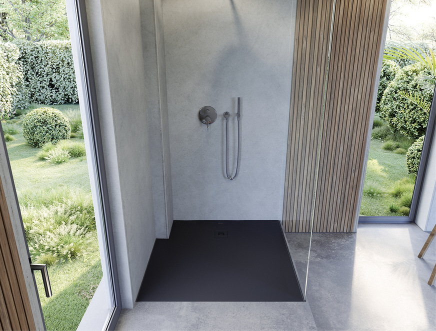 Mit Sustano präsentiert Duravit die erste recyclingfähige Duschwanne aus DuraSolid-Nature. Das Duschwannen-Programm bietet neben dem flachen und randlosen Design für bodenbündigen Einbau mit der flächenbündig integrierten Ablaufabdeckung vielfältigen Abmessungen.