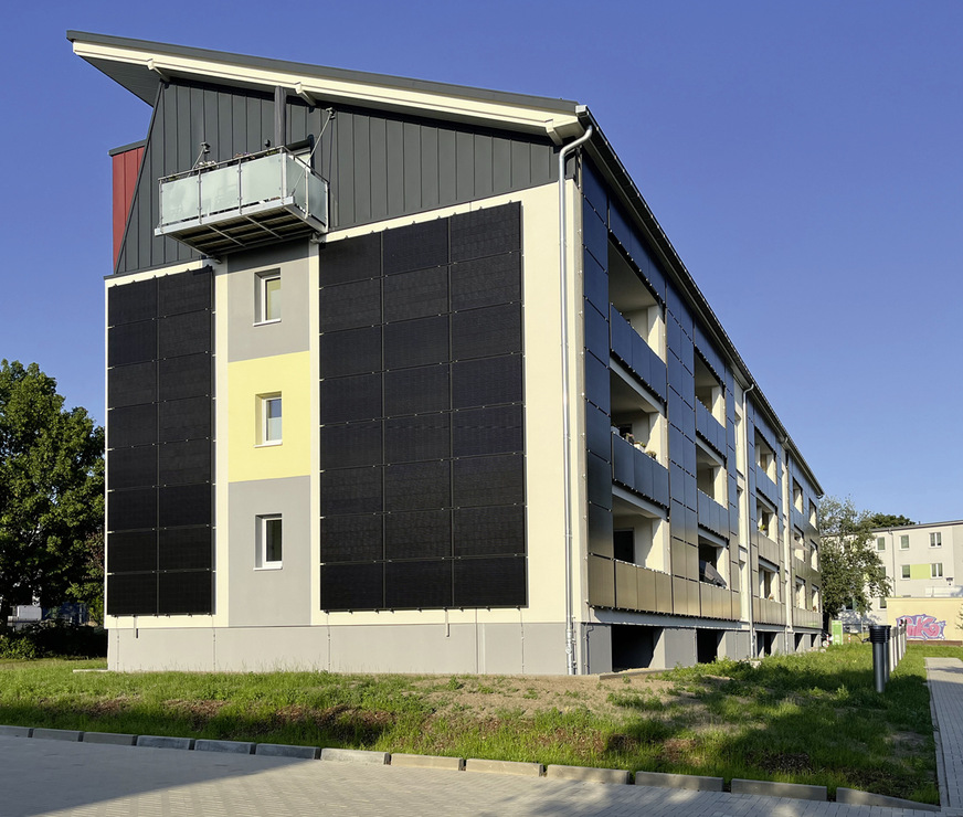 D Modernisierte „Platte“ in der Kopernikusstrasse 10-16 in Aschersleben. Neben dem Pultdach werden auch die senkrechten Wandflächen für die Gewinnung von PV-Strom genutzt.