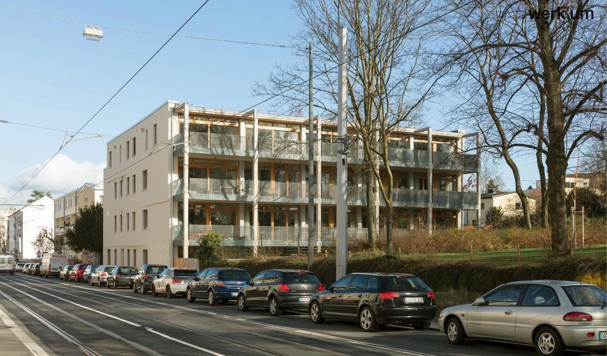 E Low-Tech-Genossenschaftsbau „K76“ der werk.um Architekten in Darmstadt. Insgesamt sind in den 14 Wohneinheiten 130 Infrarot-Heizelemente zu je 500 W verbaut. Die 30 kWp große Photovoltaikanlage kommt auf eine Verbrauchsdeckung von rund 38 %.