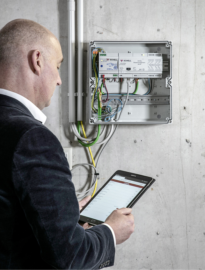Im Vergleich zu manuellen Spülungen sind automatisierte Spülungen nachhaltiger, da deutlich weniger Wasser verbraucht wird. Über das Wassermanagementsystem SWS etwa lassen sich elektronische Armaturen vernetzen und steuern. Stagnationsspülungen laufen an mehreren Armaturen automatisiert – bei Bedarf auch zeitgleich. Über Gruppenbildung kann der bestimmungsgemäße Betrieb simuliert werden.