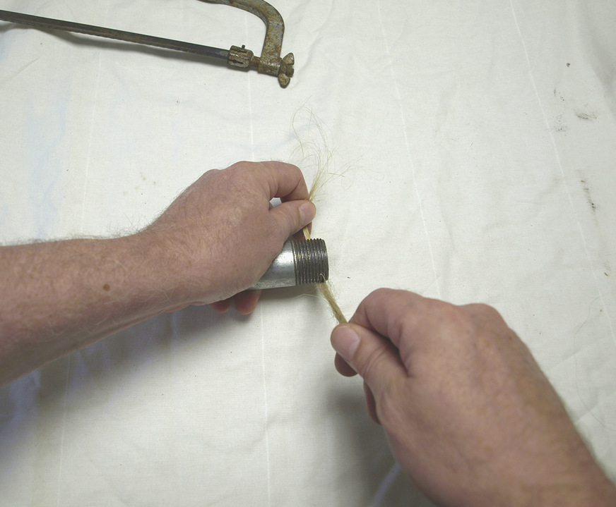 Im Uhrzeigersinn wird ein übliches Rechtsgewinde mit Hanf umwickelt.