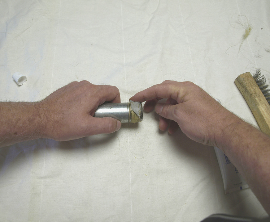 Mit einer Dichtpaste wird das „eingehanfte“ Gewinde endgültig zum Einschrauben vorbereitet.