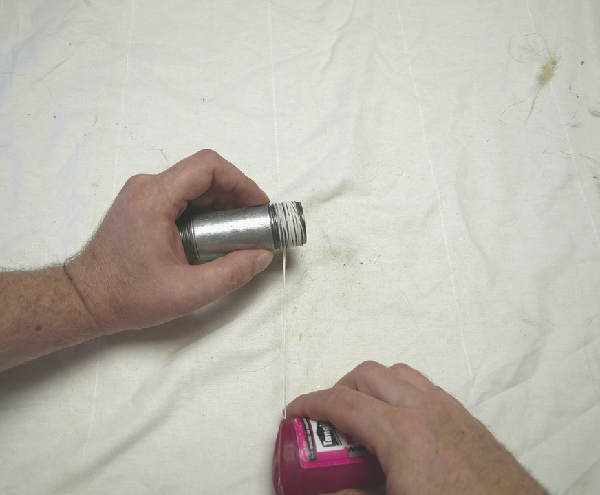 Zwölf Wicklungen um diesen zölligen Nippel reichen nach ­Herstellerangaben aus, um eine Dichtheit herzustellen.