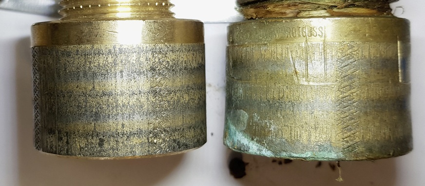 Schadensbild 1: links eine fabrikneue Hahnverlängerung, rechts eine solche mit minimaler Überdehnung. Die Überdehnung führte zur Korrosion an einem Trinkwasseranschluss.