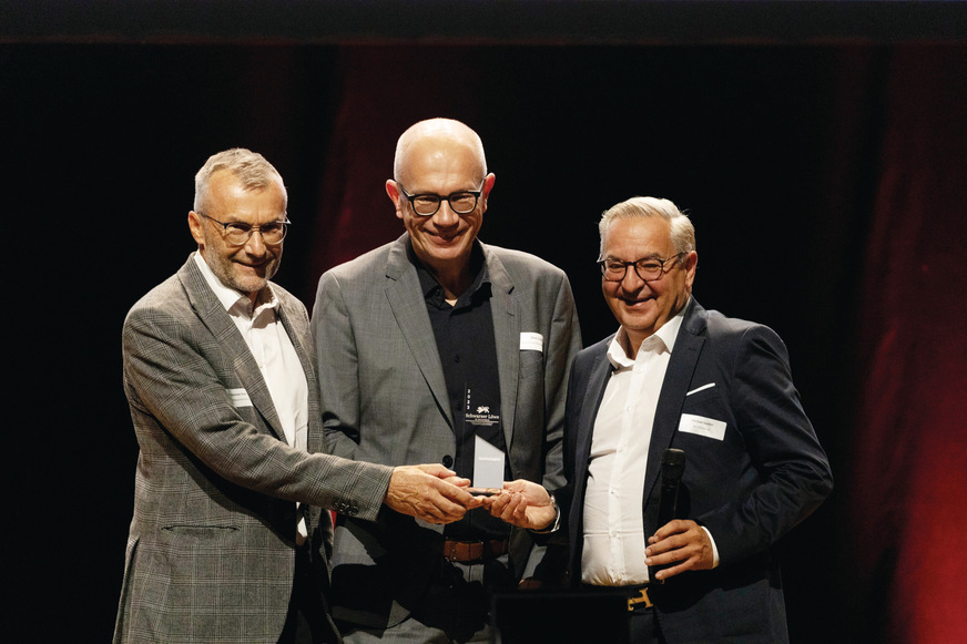 Für das PermaLine-Verfahren zur Anlagenwasseraufbereitung wurde perma-trade Wassertechnik mit dem „Schwarzen Löwen“ in der Kategorie Nachhaltigkeit ausgezeichnet. Dr. Dietmar Ende, der „Erfinder“ des Verfahrens (links), Prokurist Oliver Zander (Mitte) und Geschäftsführer Michael Sautter (rechts) haben den begehrten Wirtschaftspreis entgegen genommen.