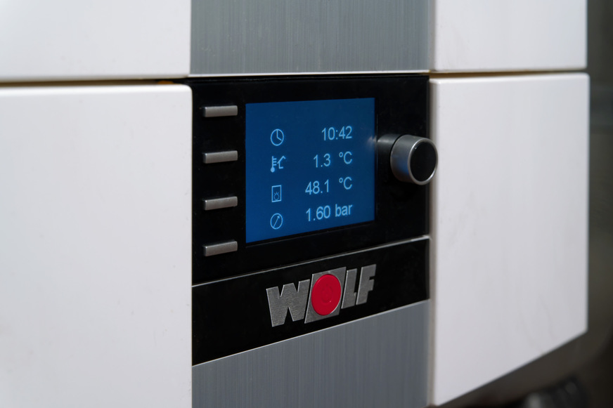 Eine Senkung der Vorlauftemperatur um nur 1 K steigert die Effizienz einer Luft/Wasser-Wärmepumpe um rund 2 - 2,5&nbsp;%. Es ist damit wirtschaftlich und klimafreundlich, mit einer verringerten Vorlauftemperatur bis maximal 55 °C zu heizen.