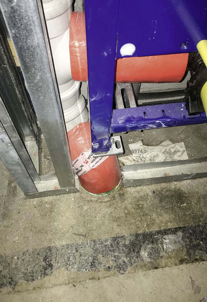 Montageelemente sind am Boden zu befestigen und zu verschrauben. Aber auf keinen Fall, wie im Bild, auf einer Abwasserleitung abzustützen.