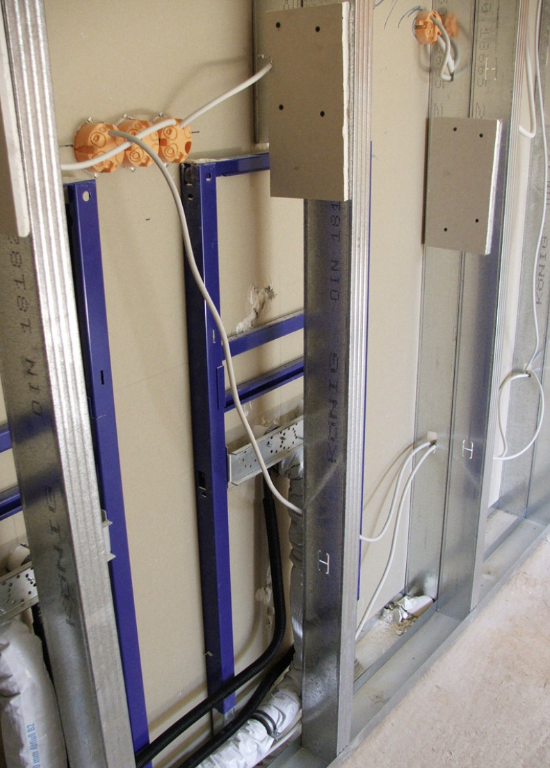 Hier entsprechen der Wandaufbau, die Rückwand und die Vorwand nicht den statischen Anforderungen und Montageregeln. Dadurch kommt es zur Schwächung des Metallständerwerks und somit des kompletten Wandaufbaus.