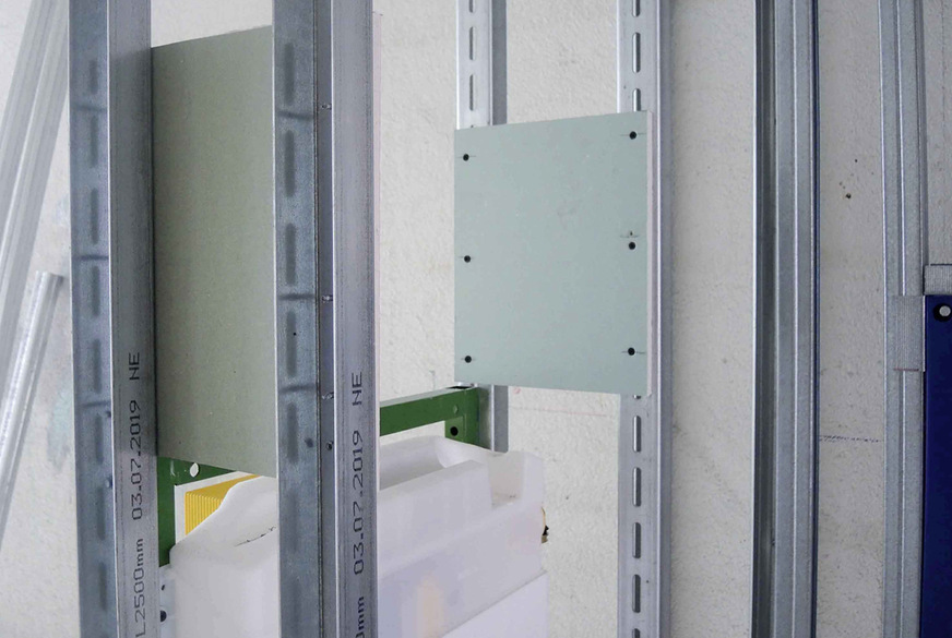 Fachgerechte Verlaschung einer Doppelständerwand mit einem Plattenstreifen aus Gipskarton.