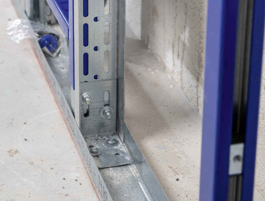 Beispiel einer kraftschlüssigen Befestigung von UA-Profilen mit Anschlusswinkel am Rohfußboden.