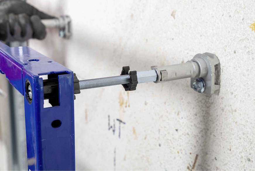 Beispiel einer Befestigung der Montageelemente in der rückwärtigen Massivwand mit dem zugehörigen Bausatz.