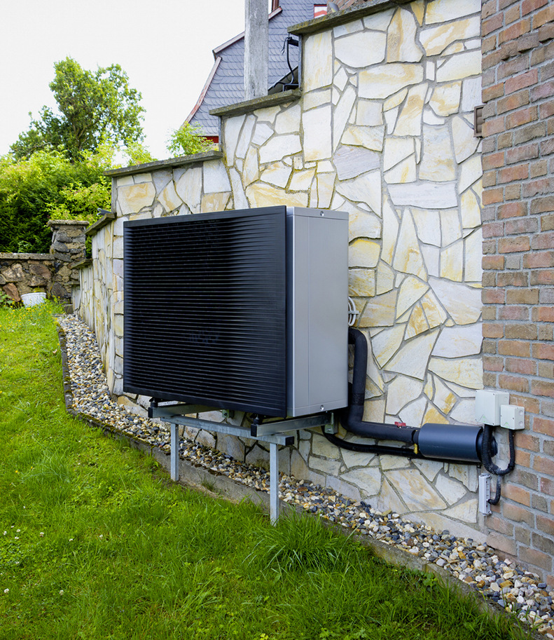 Das Außengerät Daikin Altherma 3 H HT wurde im Garten an der Hausrückseite aufgestellt.