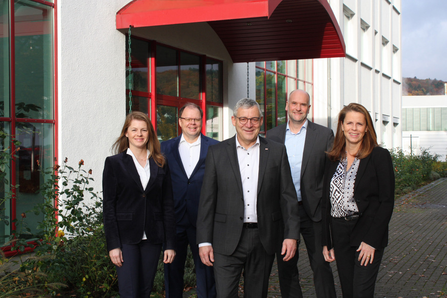 Wechsel an der Spitze der Roth Industries: Christin Roth Jäger (rechts) folgt als CEO auf Matthias Donges (Mitte), der zum Jahreswechsel in den Ruhestand geht. Dr. Anne-Kathrin Roth (von links) führt als COO die Sparten Sanitär- und Umweltsysteme, Claus-Hinrich Roth ist als CFO verantwortlich für die internationalen Finanzen, Marcus Schmidt leitet als CAO den gesamten administrativen Bereich der Unternehmensgruppe.