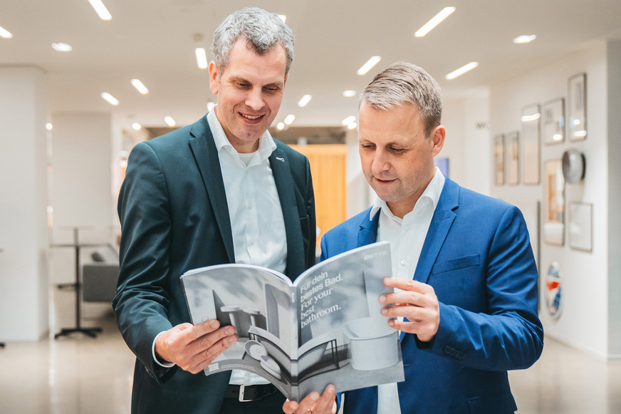 Beratung soll Spaß machen: Bette Geschäftsführer Thilo C. Pahl und Marketingleiter Sven Rensinghoff mit dem neuen Lookbook des Unternehmens.